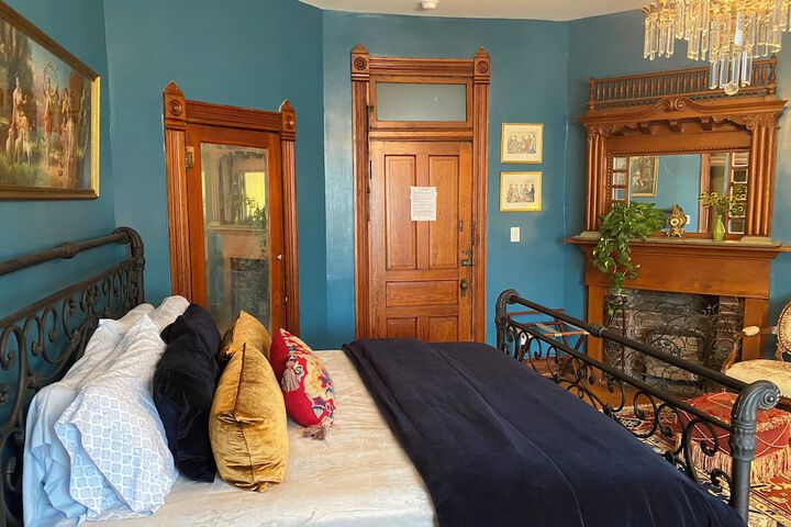 Vineyard Mansion & Carriage House Bed & Breakfast