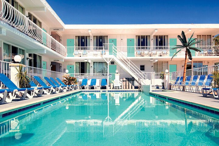 Daytona Inn & Suites