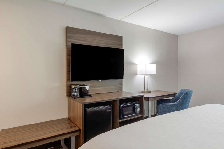 Room 11 of 32