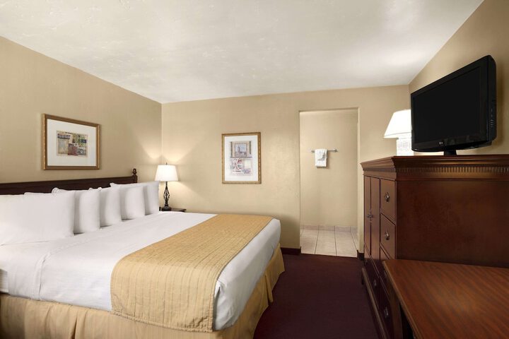 Room 30 of 46