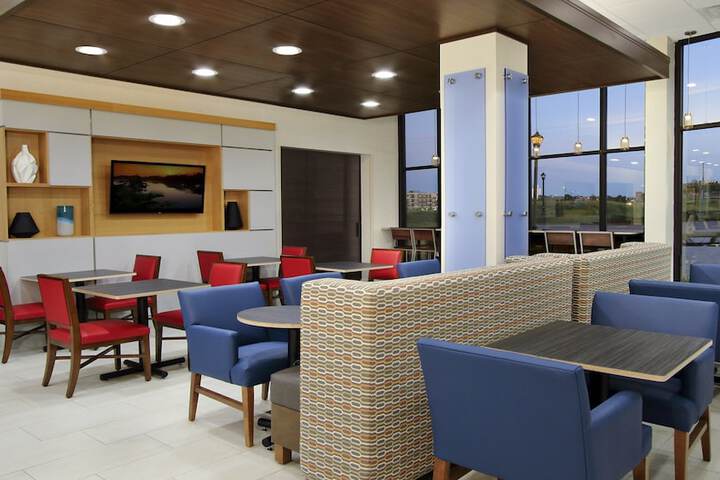 Holiday Inn Express & Suites Dallas-Frisco NW Toyota Stdm by IHG