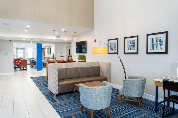 Holiday Inn Express & Suites Lake Forest by IHG
