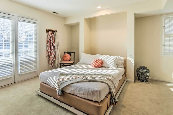 Lovely Norwich Villa on Golf Course w / Amenities!