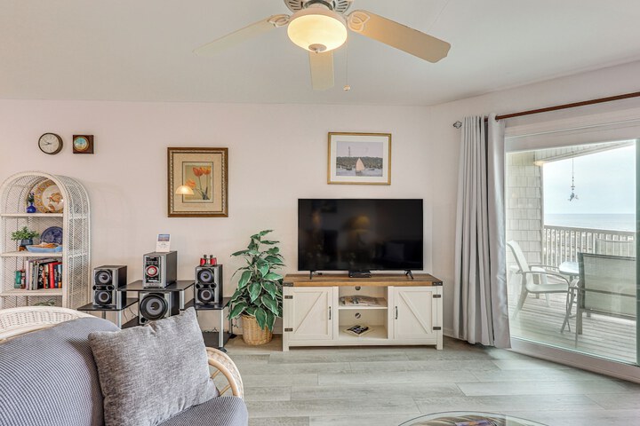 Oak Island Beachfront Condo w / Community Pool