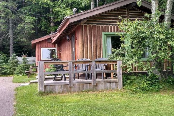 High Falls Motel & Cabins