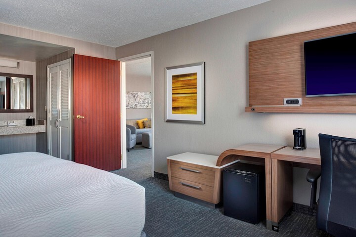 Room 17 of 28