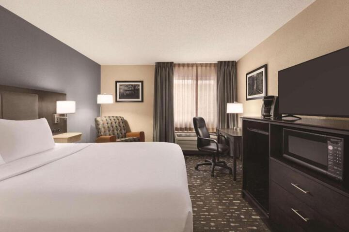 Country Inn & Suites by Radisson Auburn IN