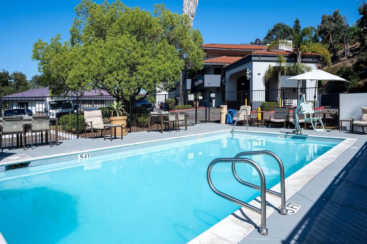 Pool 4 of 24