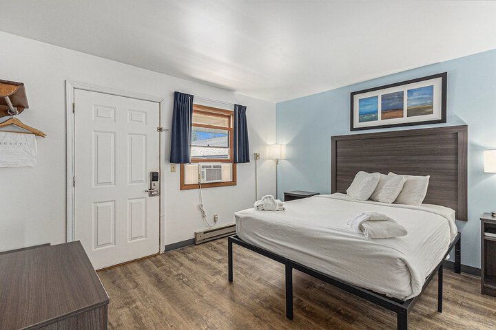 Snyders Shoreline Inn