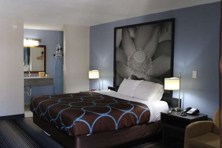 Room 7 of 18