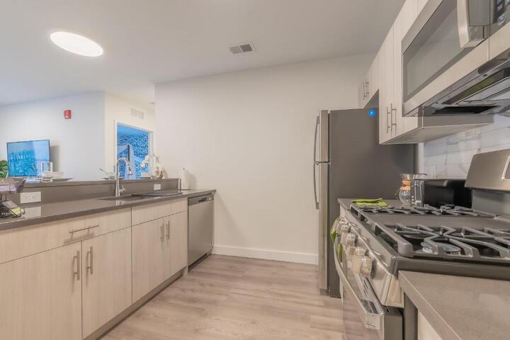 Opulence in Olive with Free Parking plus EV Plug 2 BR 2 baths Suite, 5 beds and Sleeps 8