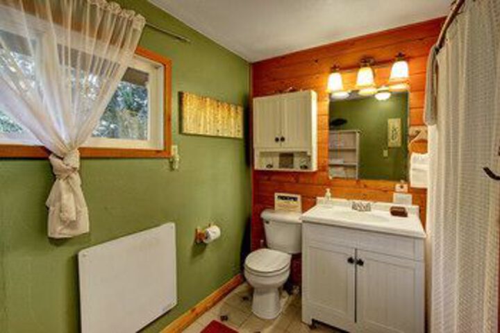 Huckleberry Hideout Cabin with Hot Tub