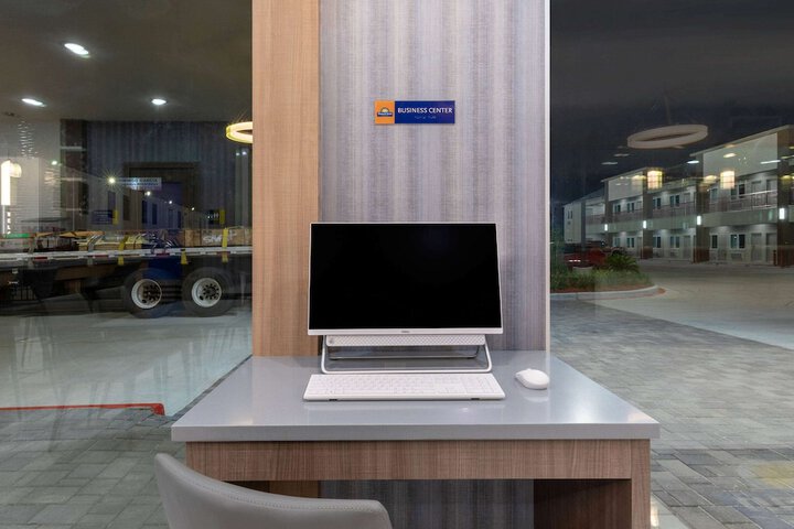 Business Center 75 of 76