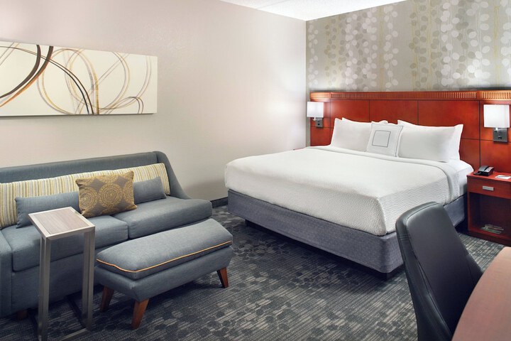 Courtyard by Marriott Raleigh / Cary