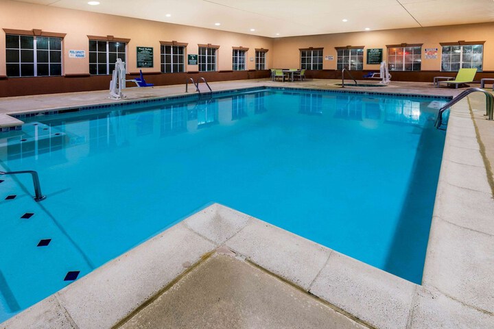 La Quinta Inn & Suites by Wyndham DFW Airport West - Bedford