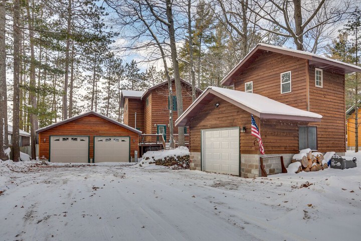 Lakefront Rhinelander Retreat w / Private Hot Tub!
