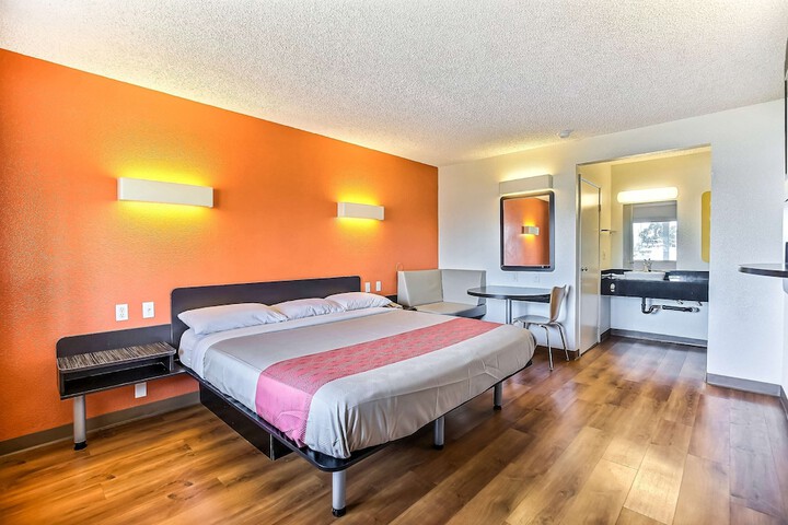 Room 13 of 33