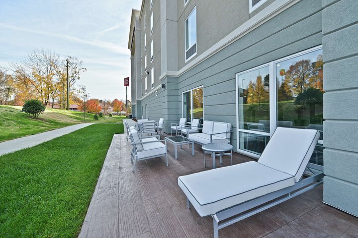 Hampton Inn & Suites Greensboro / Coliseum Area