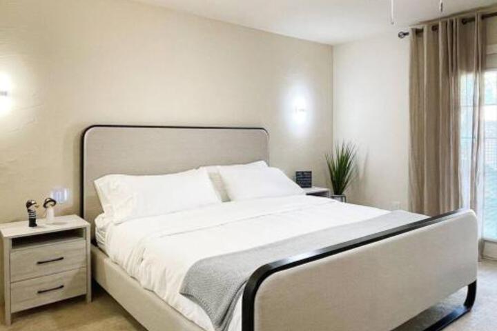 Cheerful 5 Bedroom Home with Heated Pool