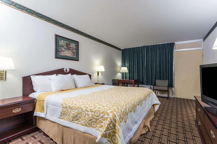 Room 8 of 16