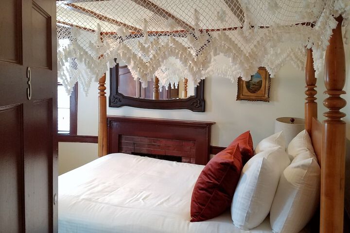 Room 13 of 33