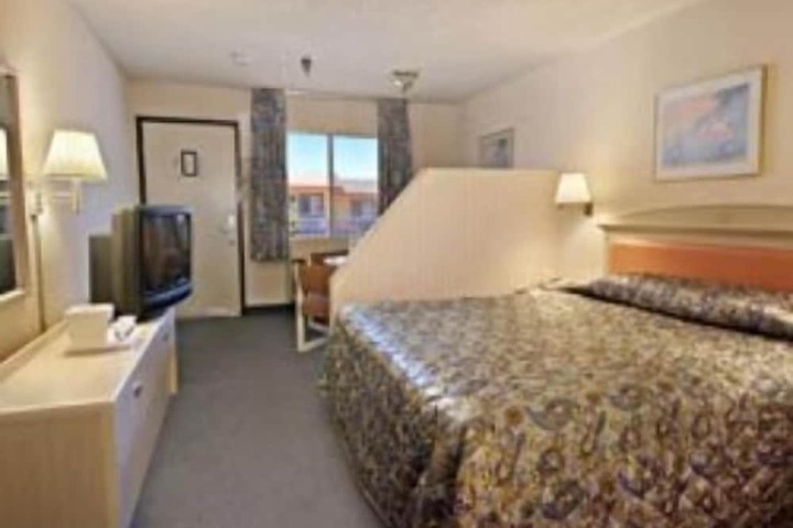 Hilltop Inn & Suites