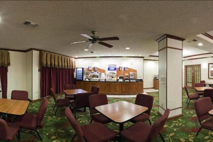Holiday Inn Express & Suites Plainview by IHG