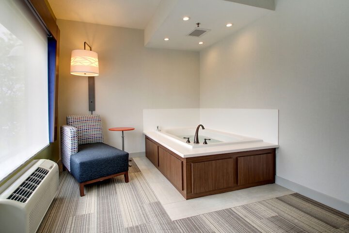 Holiday Inn Express & Suites Aurora - Naperville by IHG