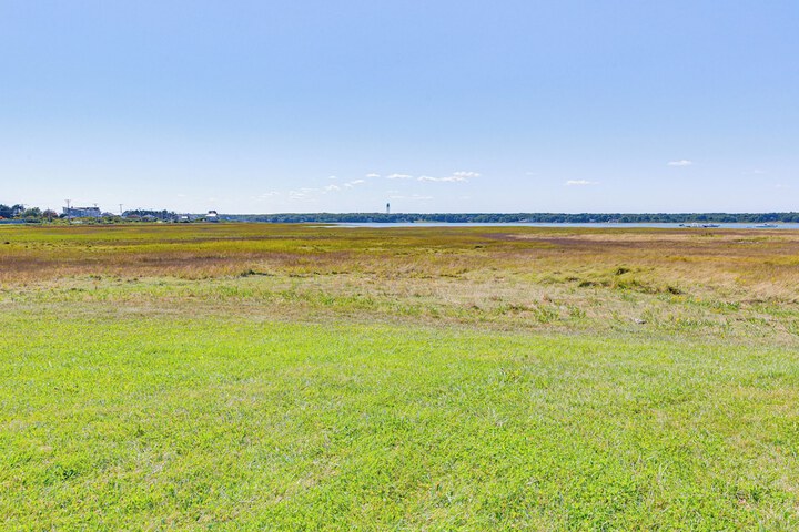 Walk to the Beach: Pet-friendly Gem in Biddeford!