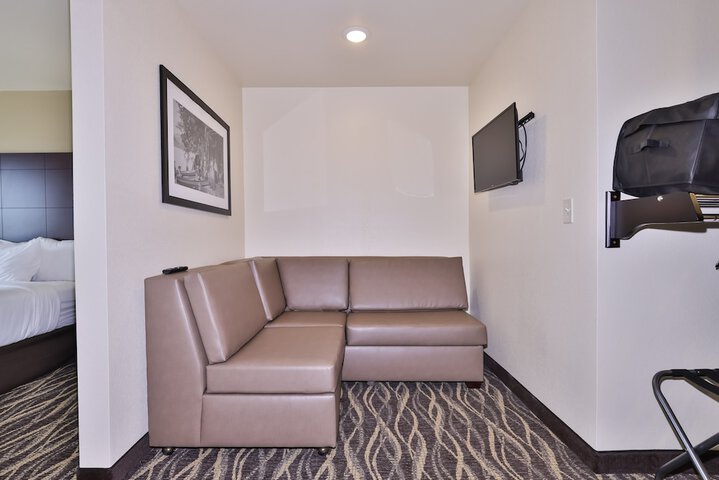 Cobblestone Hotel & Suites - Waukesha / West Milwaukee
