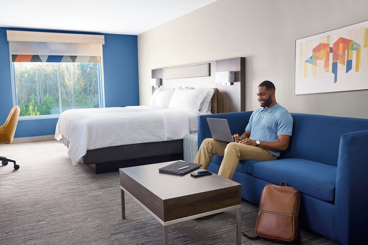 Holiday Inn Express & Suites Alexandria by IHG