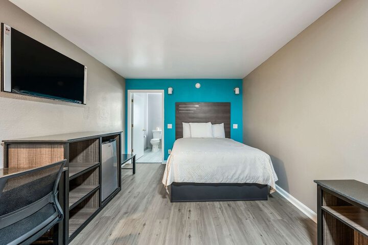 Room 17 of 18