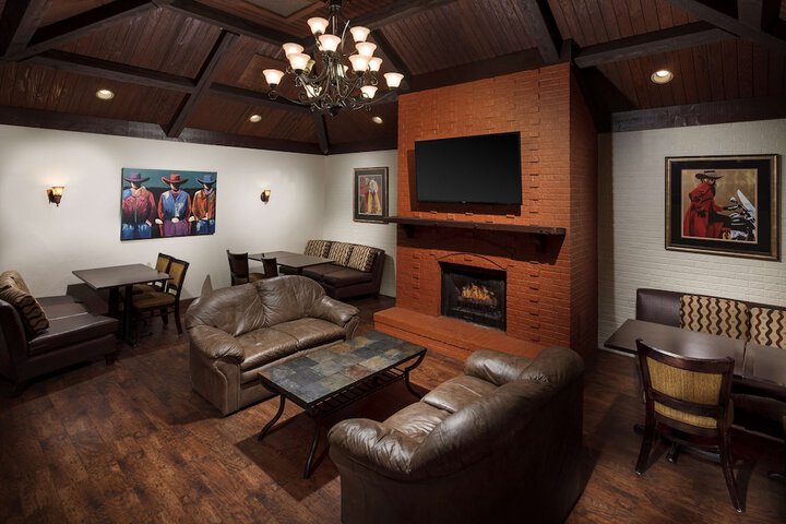 Lounge 17 of 19