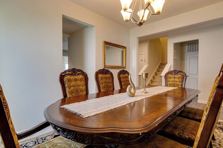 Spacious Home w / Fireplace - Near Golf!