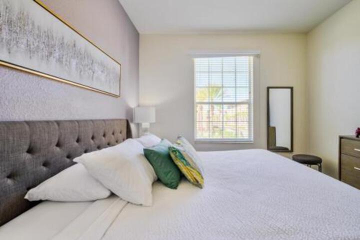 Brand New Super Cool Fountain View Condo by Main Pool Near Parks & OCCCC