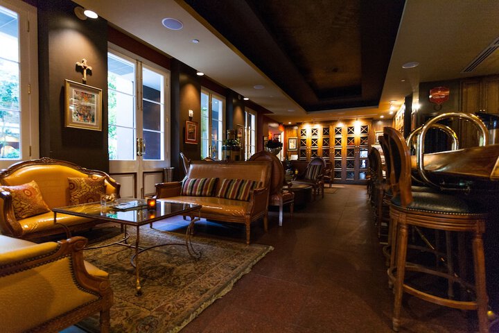 Lounge 25 of 57