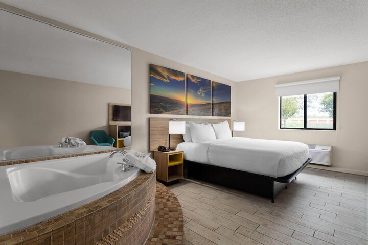 Days Inn and Suites by Wyndham Hammond IN