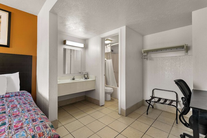 Room 14 of 30
