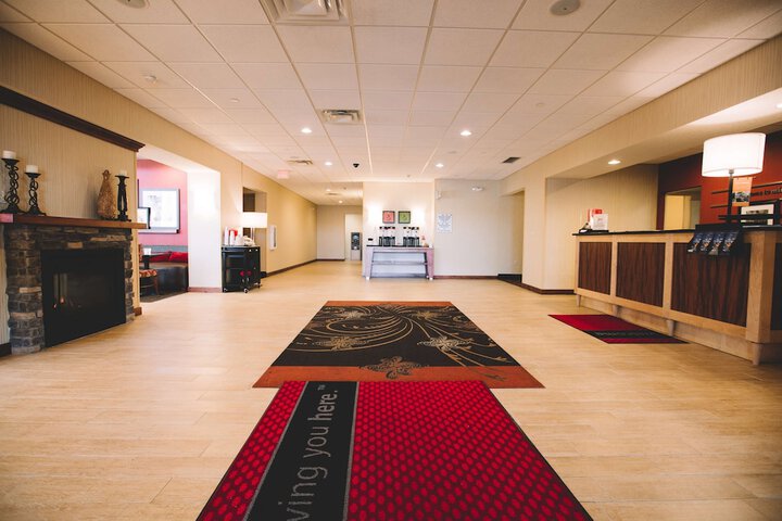 Hampton Inn & Suites Minot Airport