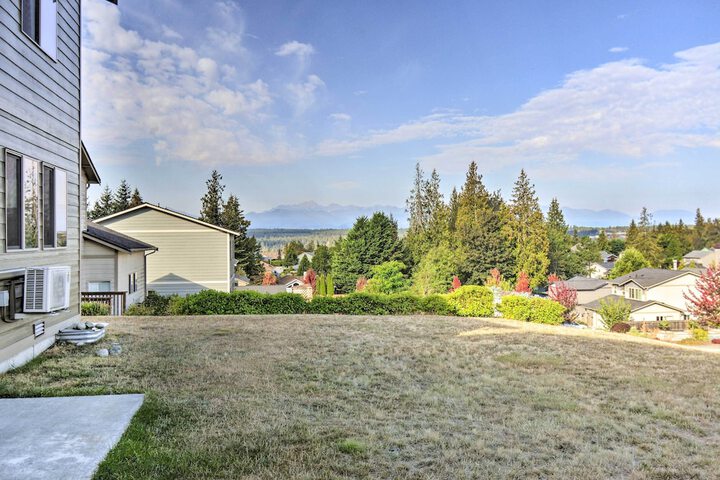 Pet-friendly Poulsbo Abode w / Mountain Views!