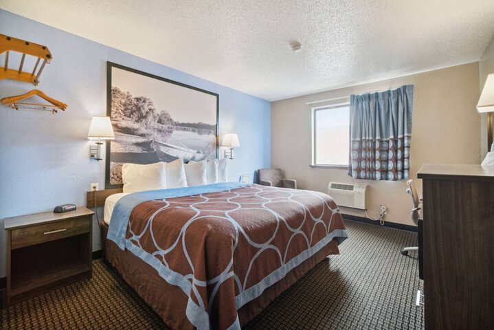 Super 8 by Wyndham Kenosha / Pleasant Prairie