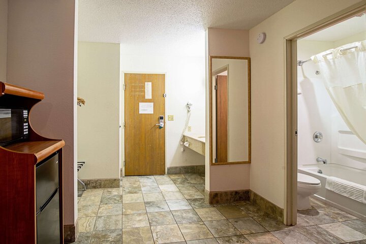Room 14 of 32