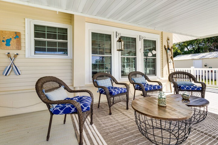 Lakefront Tavares Home w / Deck Patio & Dock!