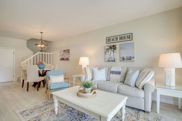 Porch & Water Views: Getaway in Mallard Lakes