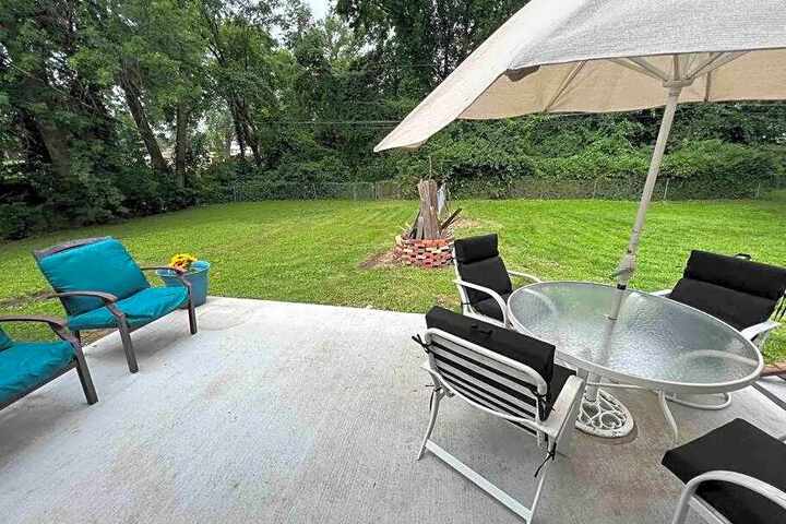 Modern & Cozy 2 bedroom home near downtown Shawnee
