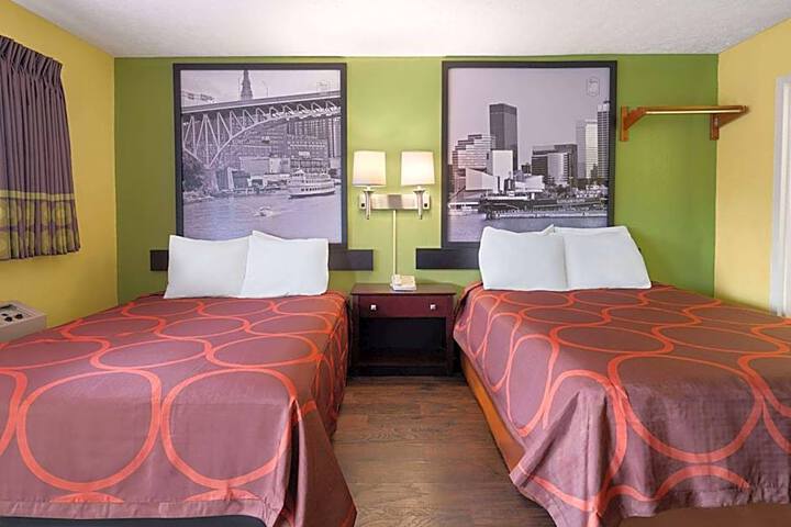 Super 8 by Wyndham Youngstown / Girard