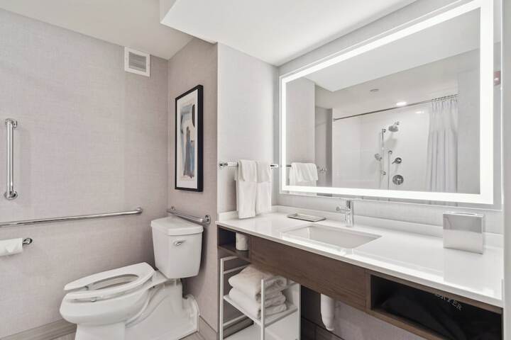 Crowne Plaza Lansing by IHG