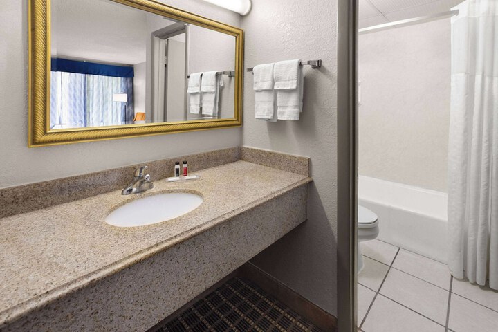 Days Inn by Wyndham Waycross
