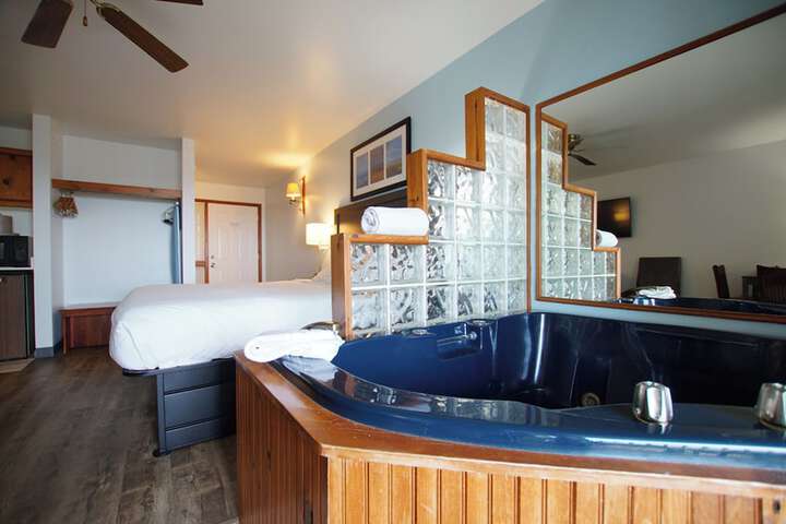 Snyders Shoreline Inn