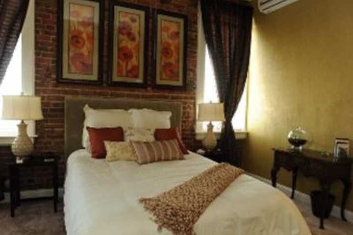 Hamilton House Inn